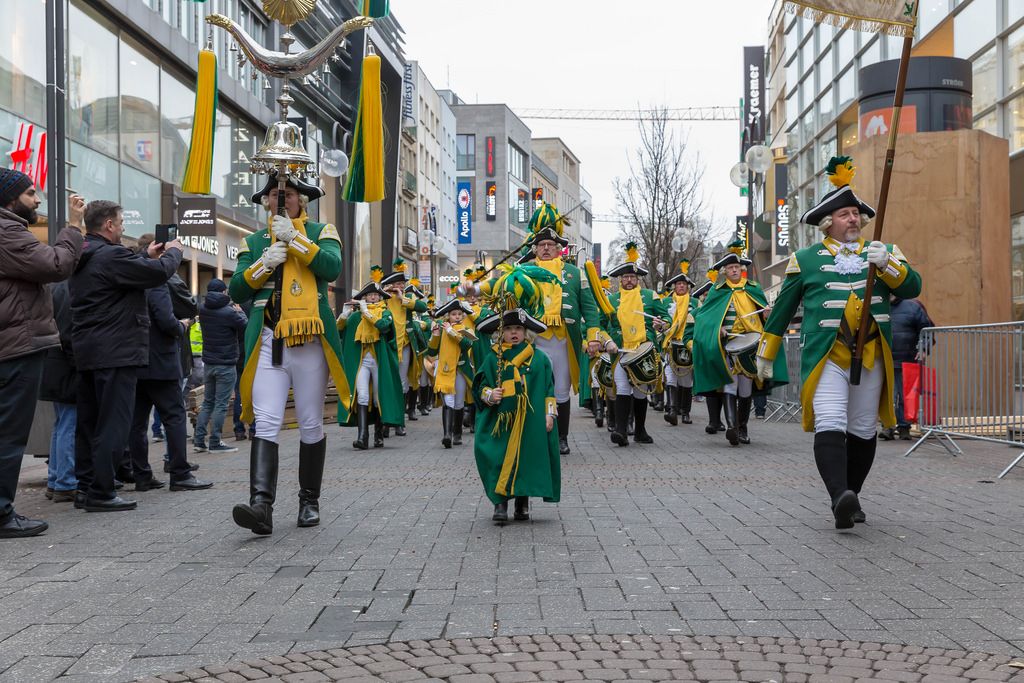 Zuschauer fotografieren die EhrenGarde - Kölner Karneval 2018