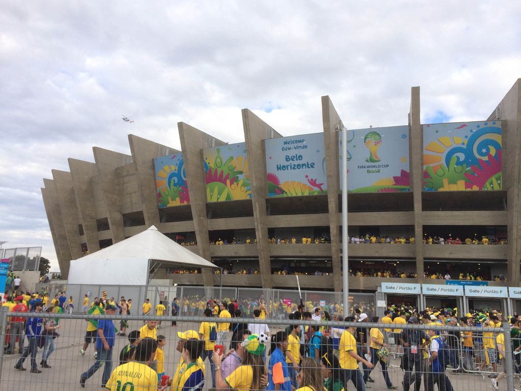 Zuschauer-Schlange vor dem Maracanã-Stadion - Fußball-WM 2014, Brasilien