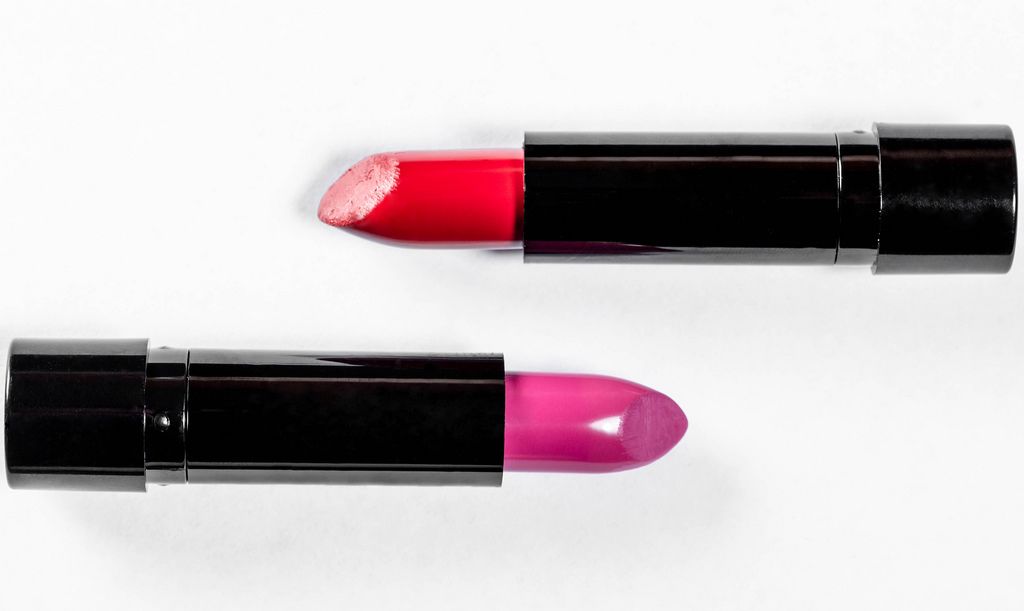 Zwei Lippenstifte in rot und pink für verführerisches Make-up vor weißem Hintergrund