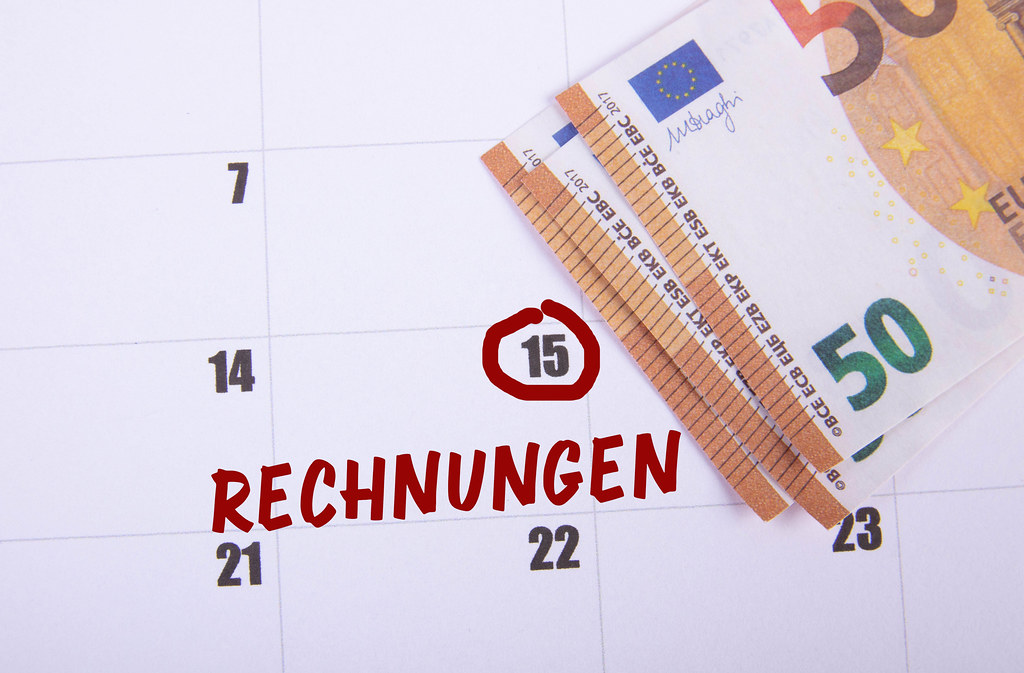 50 Euro banknotes and Rechnungen text on the calendar