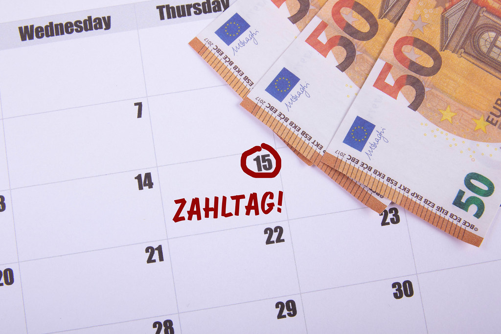 50 Euro banknotes and Zahltag text on the calendar