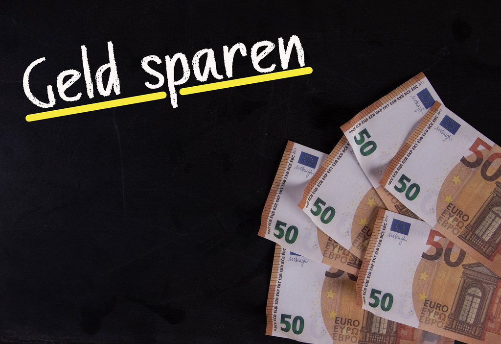 50 Euro banknotes with Geld Sparen text