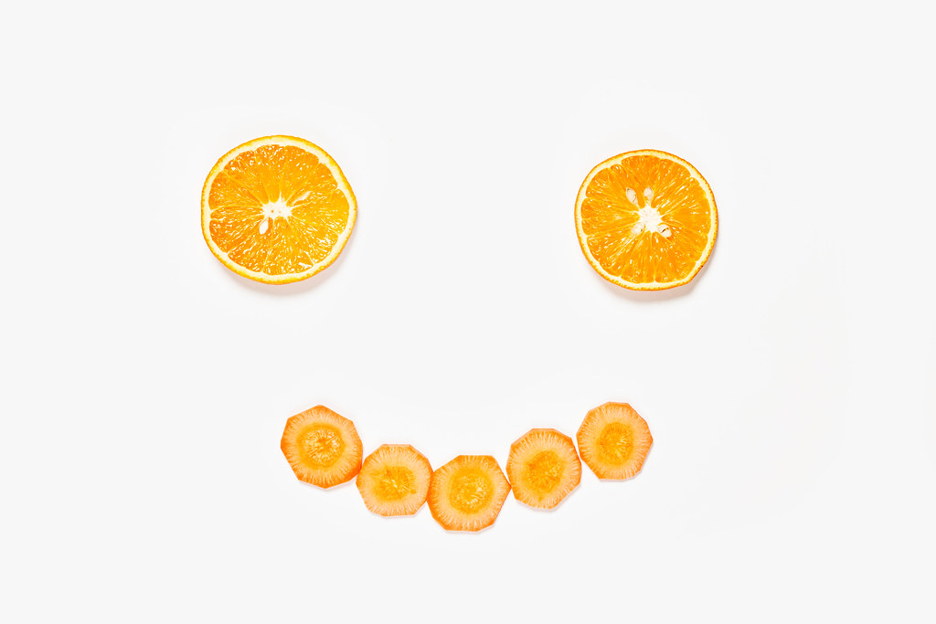 A cute smiling face made with apelsin and carrot slices