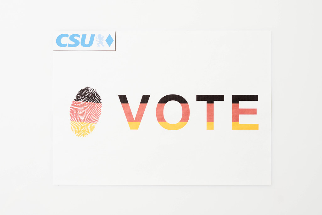 Abstimmung für die CSU bei der Bundestagswahl 2021 auf Zettel mit Farben der deutschen Flagge