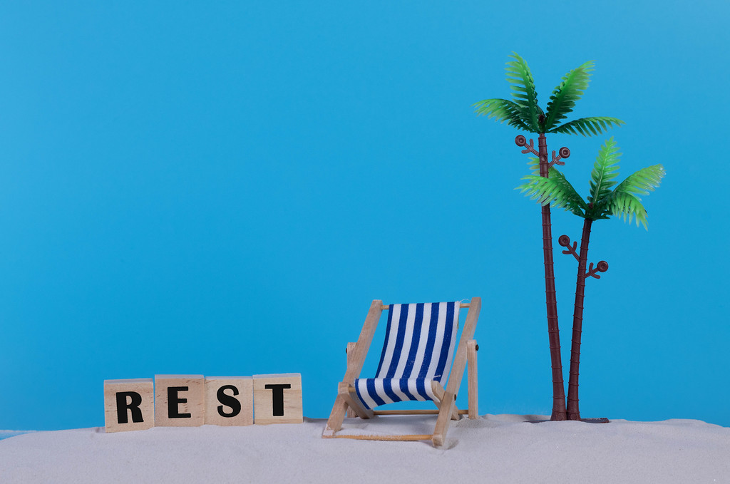 Beach chair and wooden blocks with Rest text