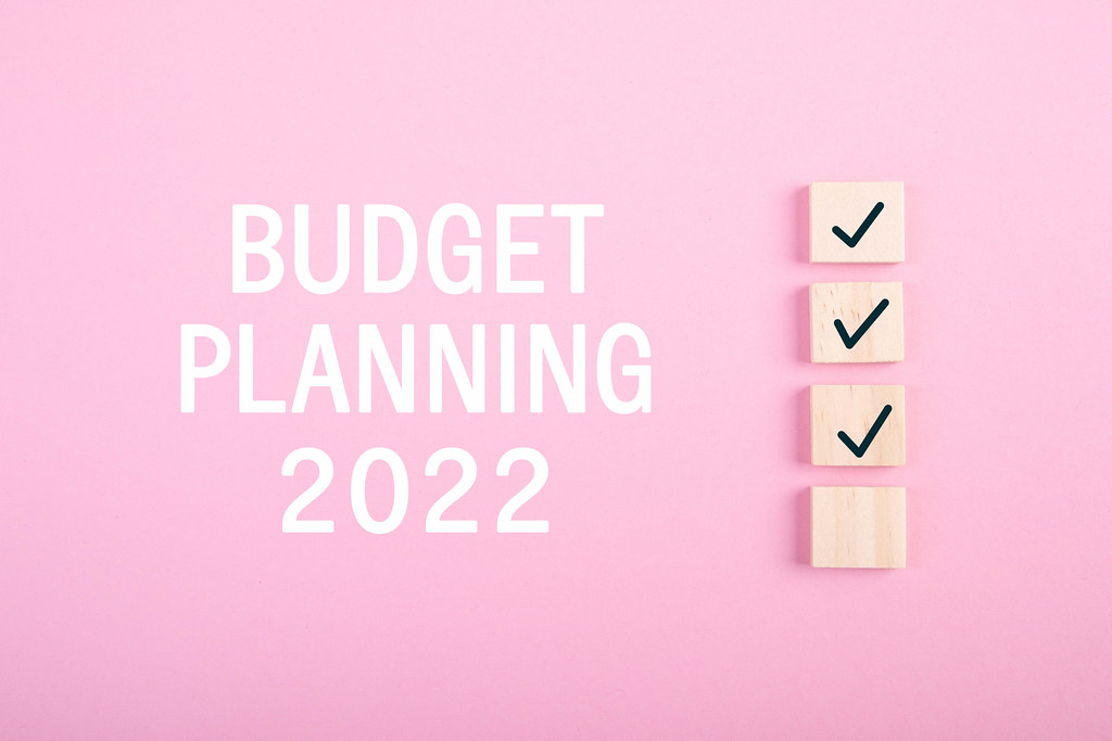 Budget planning 2022 text on pink background