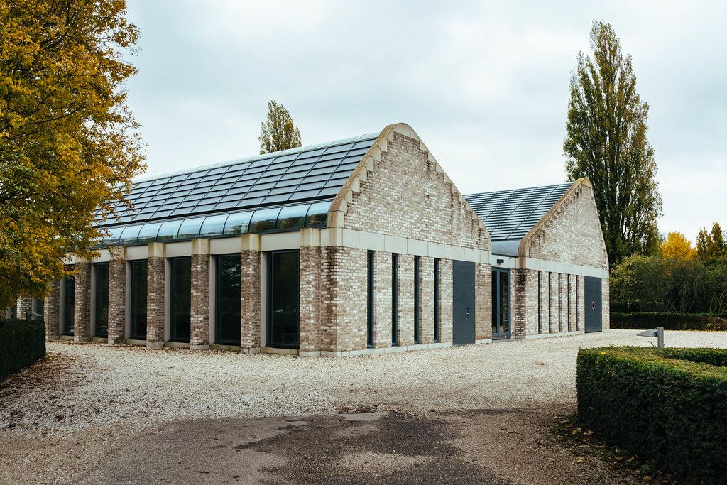 Building of modern De Nieuwe Noorder funeral home in Amsterdam