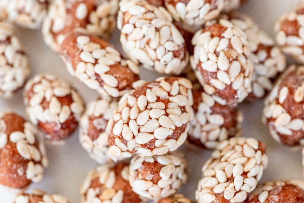 Caramel-crusted peanuts with sesame seeds