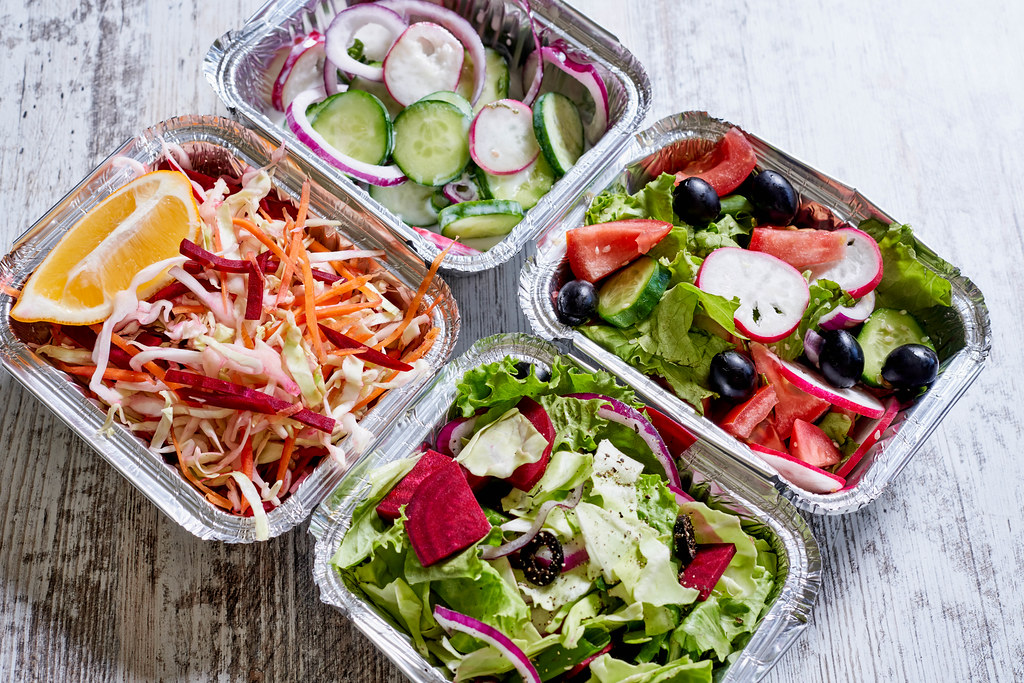 Carry out various healthy salads in plastic containers