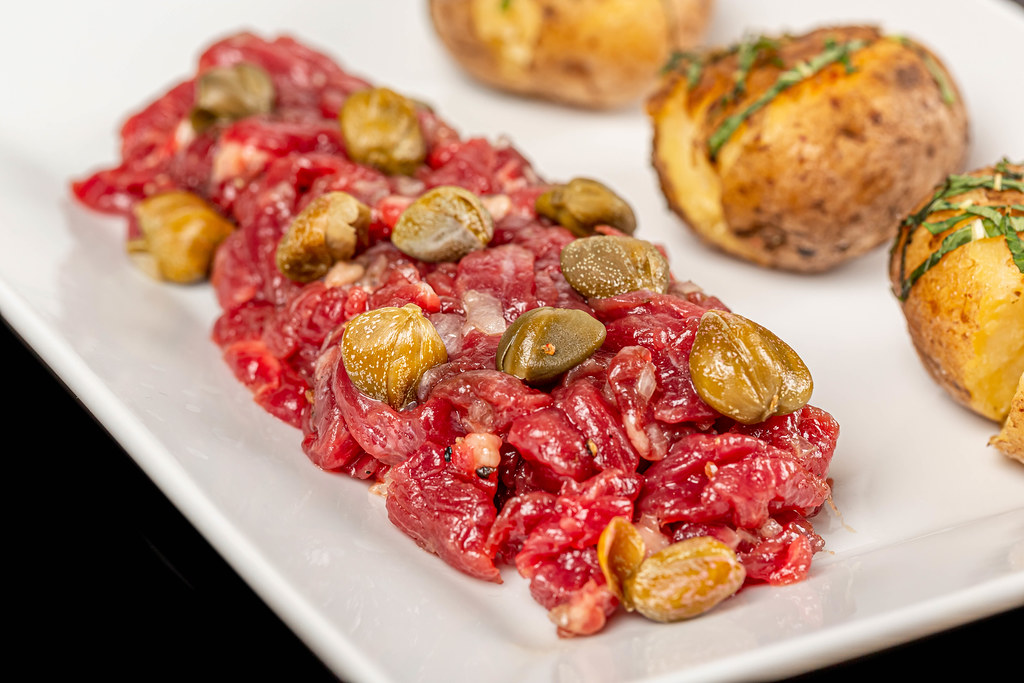 Close up of beef tartar with capers - Creative Commons Bilder