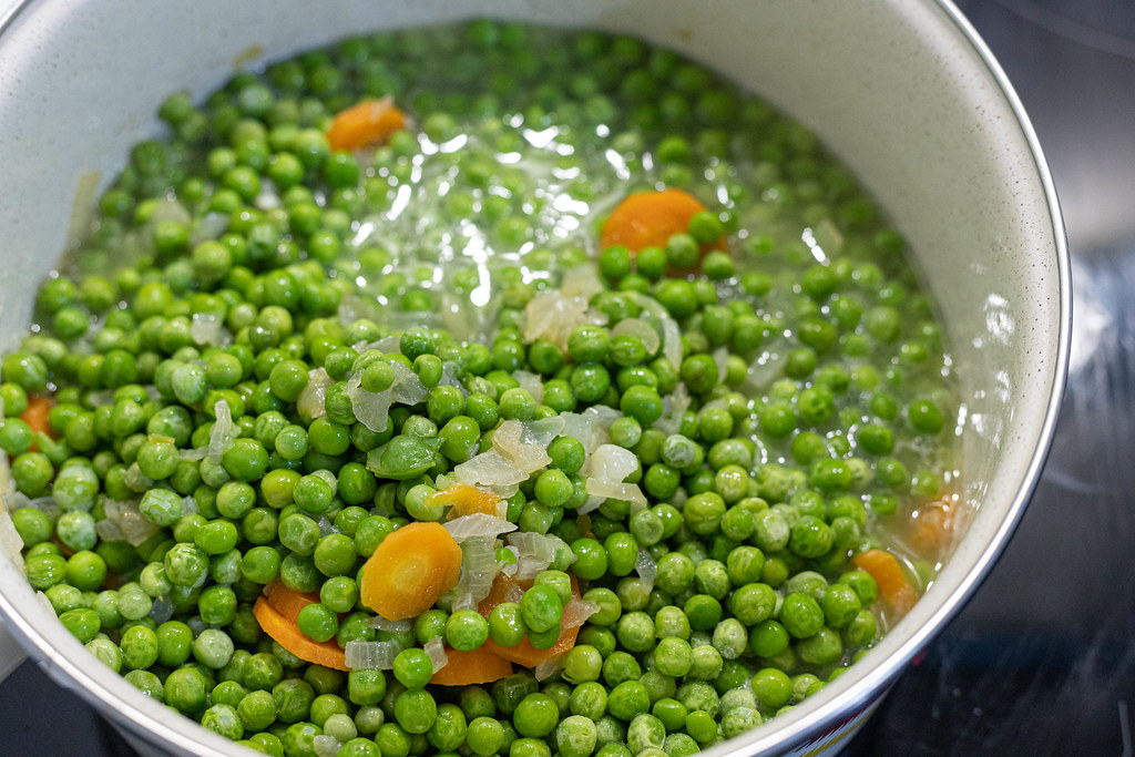Cooking Green Peas on the stoove