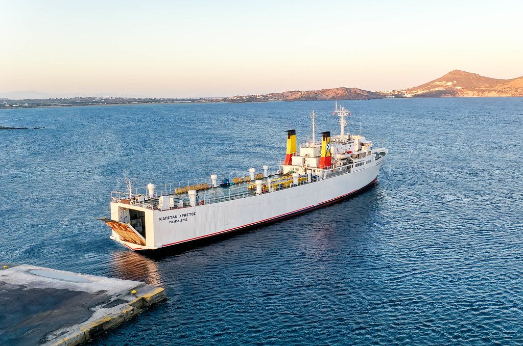 Das Frachtschiff Kapetan Christos verlässt den Hafen von Naxos in der südlichen Ägäis. Luftbild