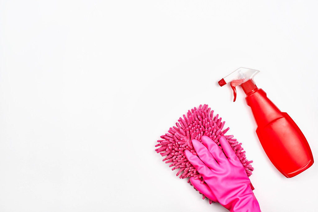 Das Konzept von Sauberkeit: weißer Hintergrund mit Reinigungsprodukten und Platz für Text