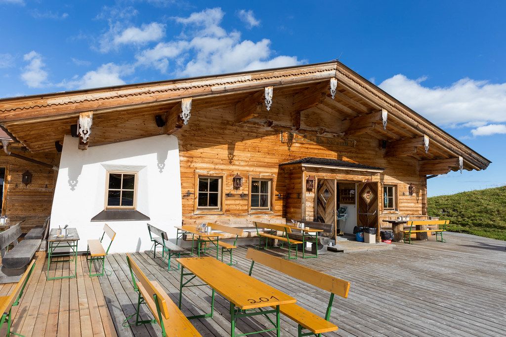 Dauerstoa Alm: Hütte mit mit Aussichtsterrasse bei der Bergstation der Wiedersbergerhornbahn
