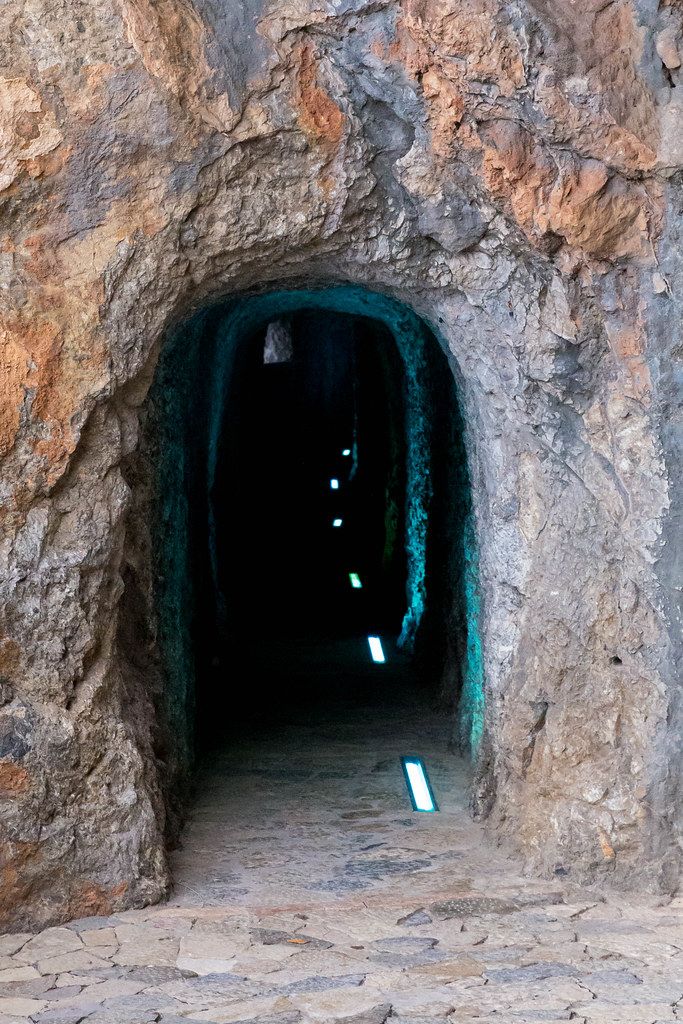 Der enge, dunkle Tunnel mit Fußweg, der zum berühmten Strand von Sa Calobra (Mallorca) führt