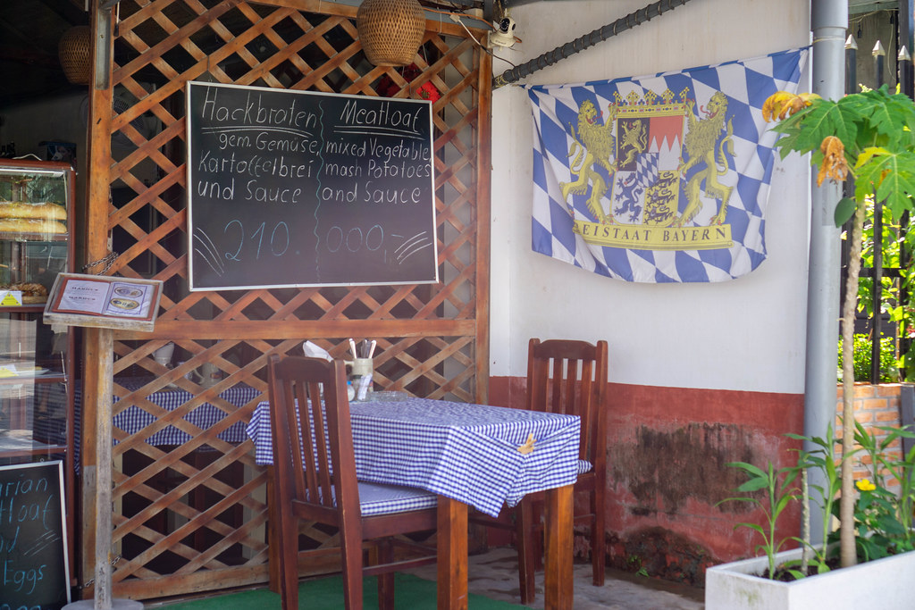 Deutsche Bäckerei und Imbiss 'Hardy's German Bakery & Cafe' mit Bayern Flagge in Phu Quoc, Vietnam