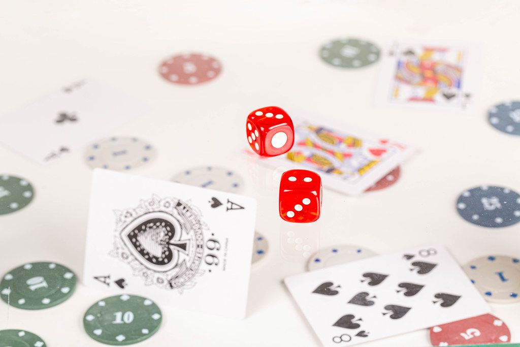 Red dice on a blurry background of playing cards - Creative Commons Bilder