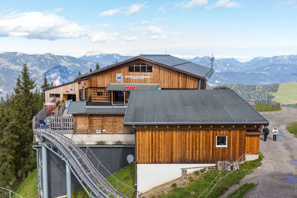 Die Bergstation der Wiedersbergerhornbahn mit dem "Alpbachtaler Lauser-Sauser" oder Alpine Coaster