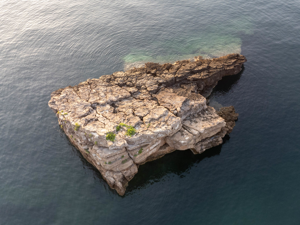 Drohnenaufnahme einer ganz kleinen unbewohnten Insel vor der Küste von Patitiri auf Alonnisos