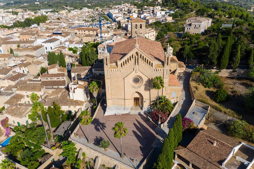 Drohnenaufnahme: Pfarrkirche in Artà, Mallorca. Església parroquial de la Transfiguració del Senyor