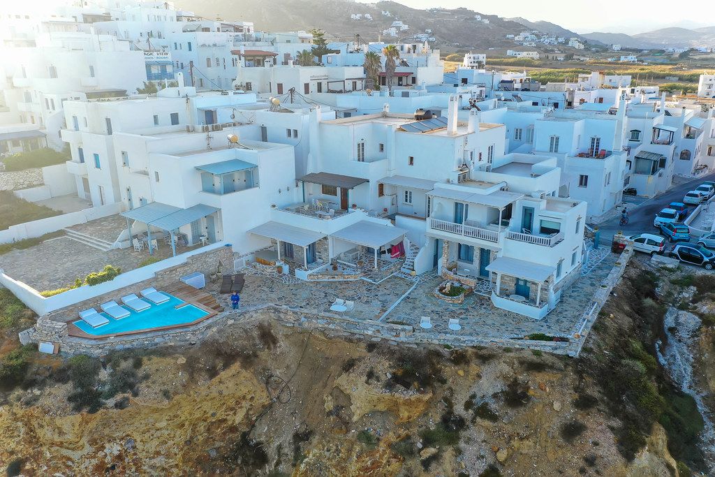 Drohnenfotografie aus der Terrasse mit Pool und Liegestühlen vom Iliada Suites Hotel auf Naxos