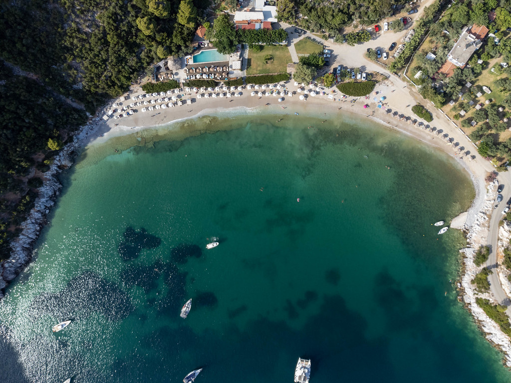 Drohnenfotografie in Griechenland: die Bucht von Limnonari mit Strand, Schwimmbad und Booten