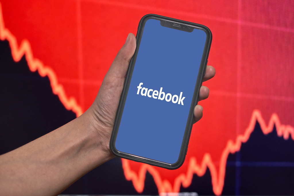 Facebook stock falls as a result of global outage