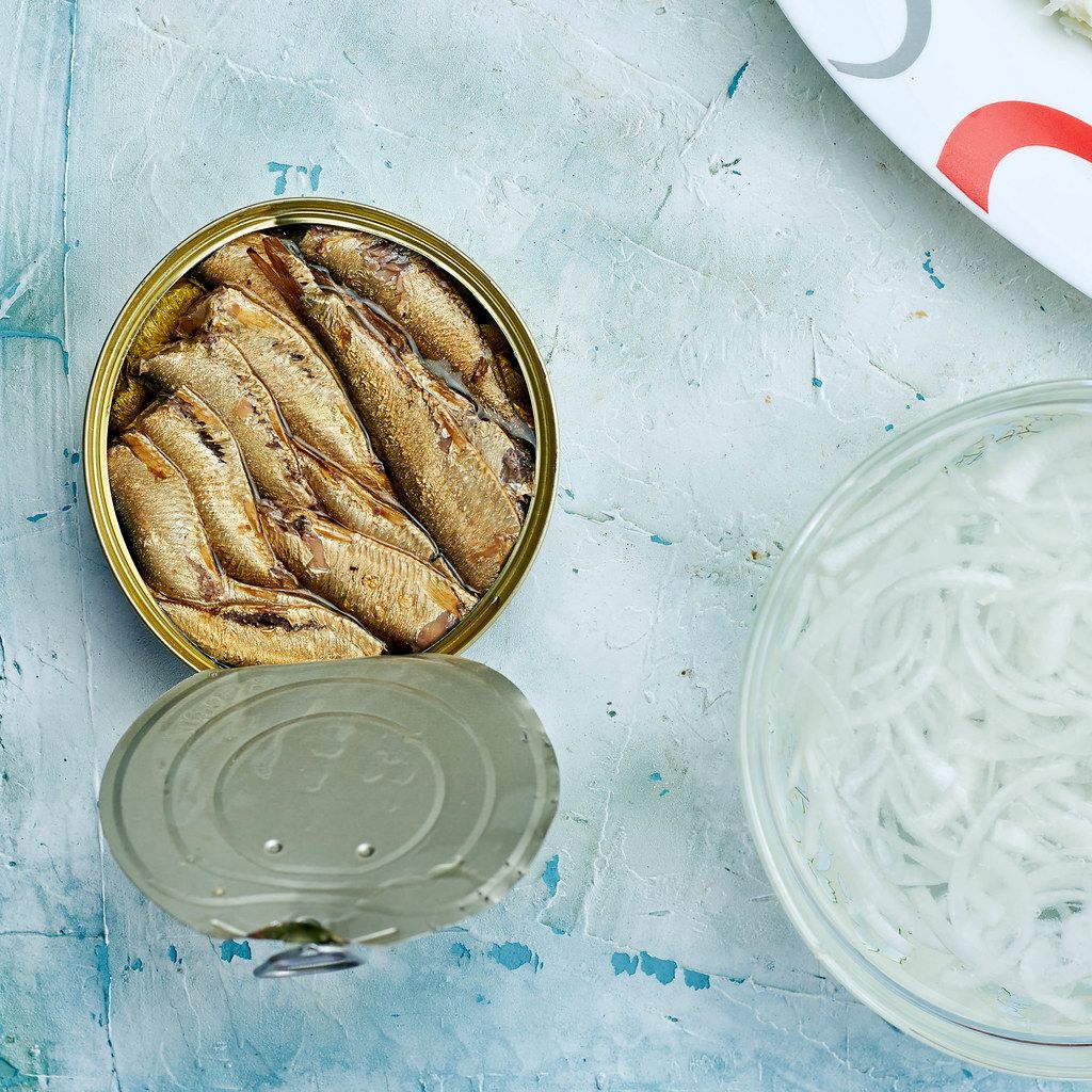 Fast snaking - Eating smoked sprats with onions