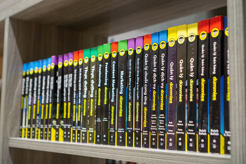 For Dummies Book Series with many Topics such as Marketing, Content Marketing and Freelancing in Vietnamese and English displayed in a Bookstore