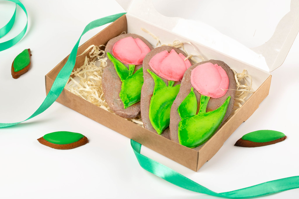 Gingerbread cookies in the shape of a tulip in gift box