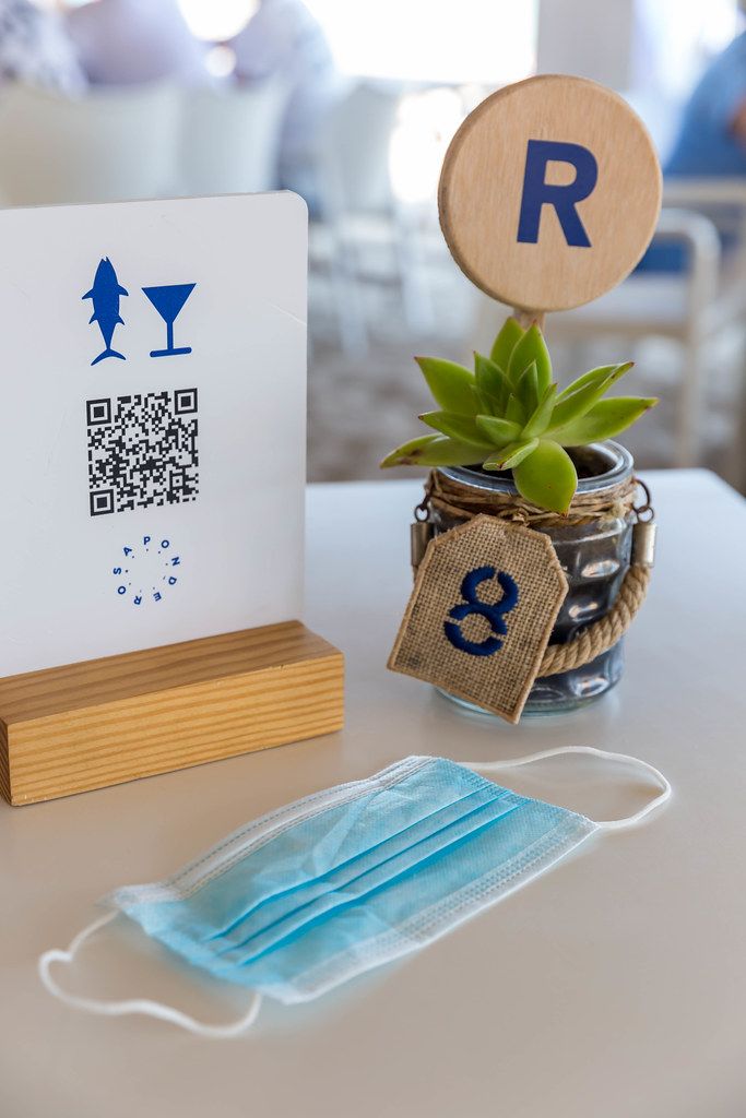 Going to the restaurant in Mallorca in times of Covid-19: face mask and contactless menu with QR code