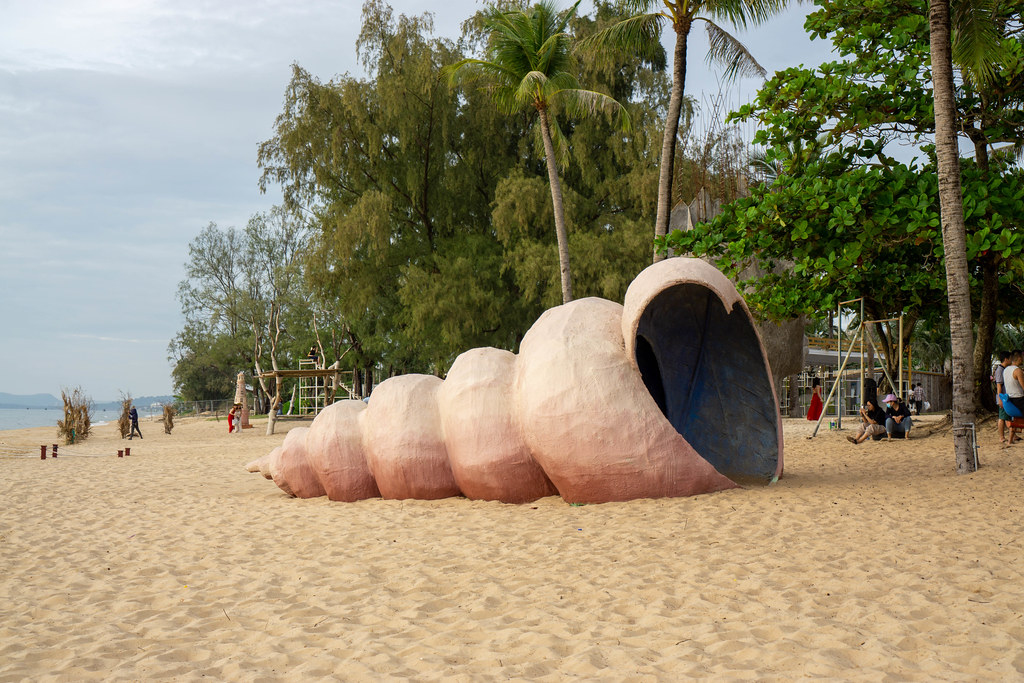Große Muschel als Fotomotiv am Strand am Sunset Sanato Beach Club in Phu Quoc, Vietnam