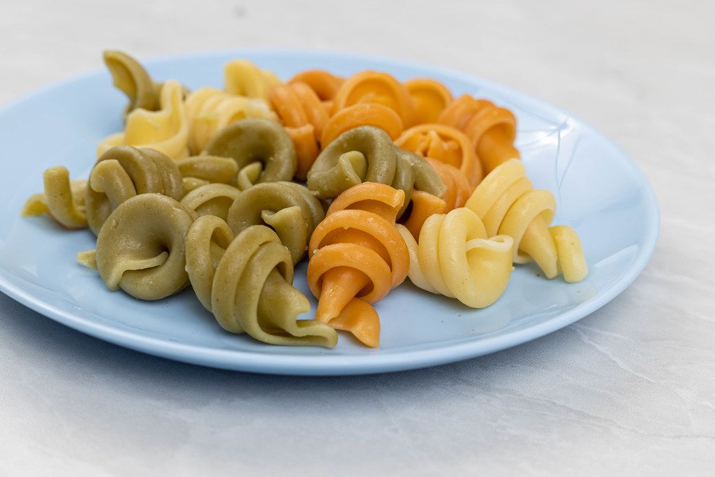 Top view of cooked Italian Tricolore Pasta - Creative Commons Bilder