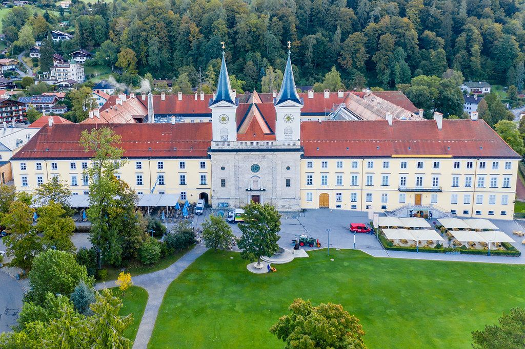 Kloster Tegernsee: ehemalige Abtei der Benediktiner, heute Sitz der Tegernseer Brauerei. Luftbild