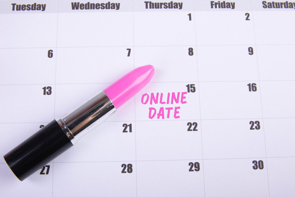 Lipstick and Online Date text on the calendar