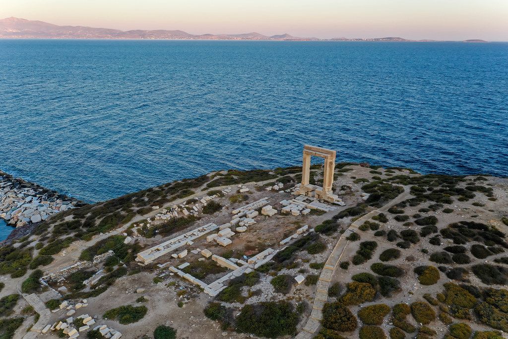 Luftbild der Portara, dem marmornen Tempelportal des unvollendeten Apollo-Tempels auf Naxos