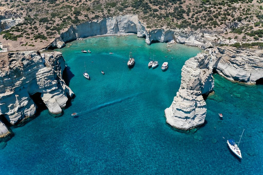 Luftbild: Segelboote bei Kleftiko, Milos. Piratenbucht mit zahlreichen Höhlen und kristallklarem Wasser
