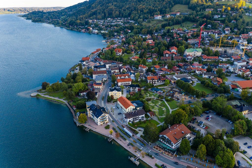 Luftbild von der Stadt Tegernsee am Ufer des Tegernsees in Bayern, Deutschland