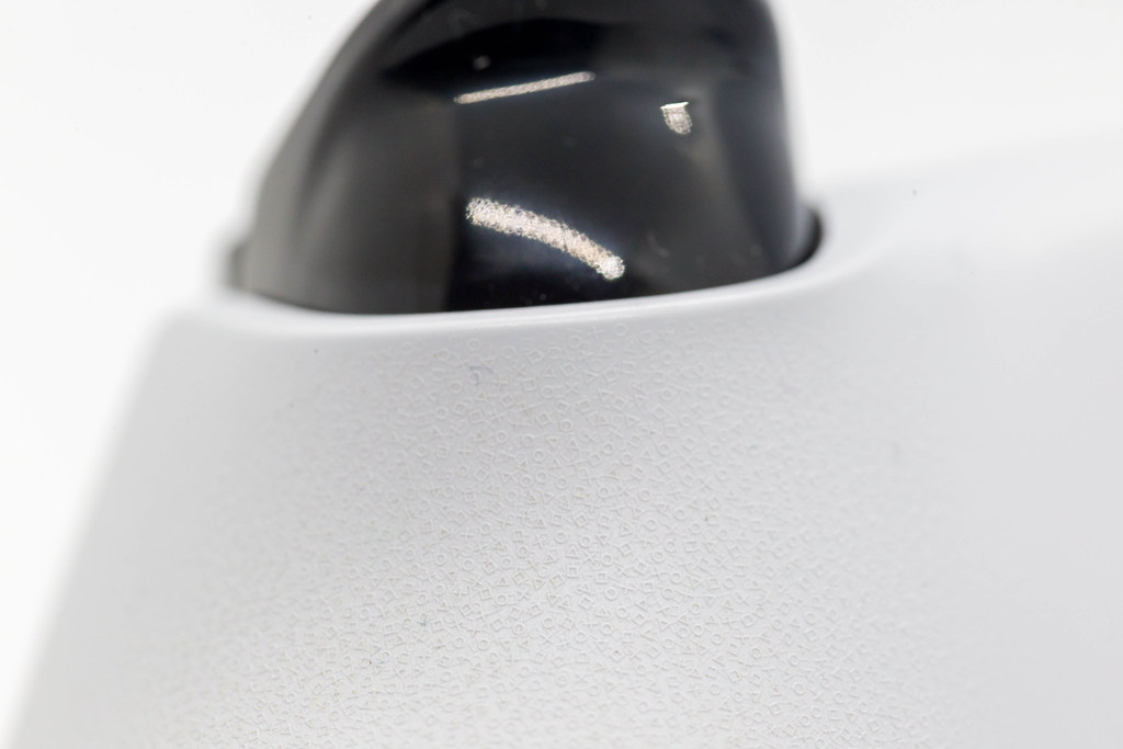 Makro-Fotografie: der schwarz-weiße DualSense Wireless Controller für PlayStation 5