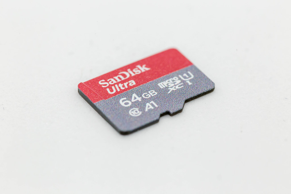 Makro-Fotografie: Nahaufnahme von SanDisk Ultra 64 GB SD Karte vor weißem Hintergrund