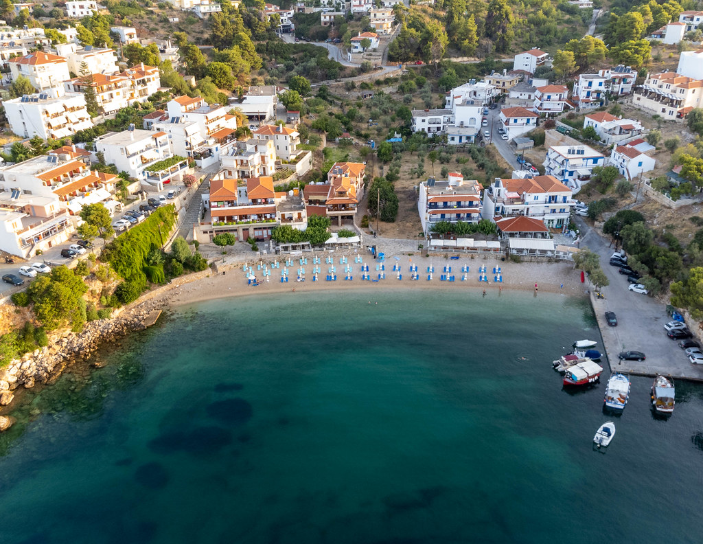 Paralia Rousoum Gialos: aerial view of the beach in Patitiri, Alonnisos in the early morning