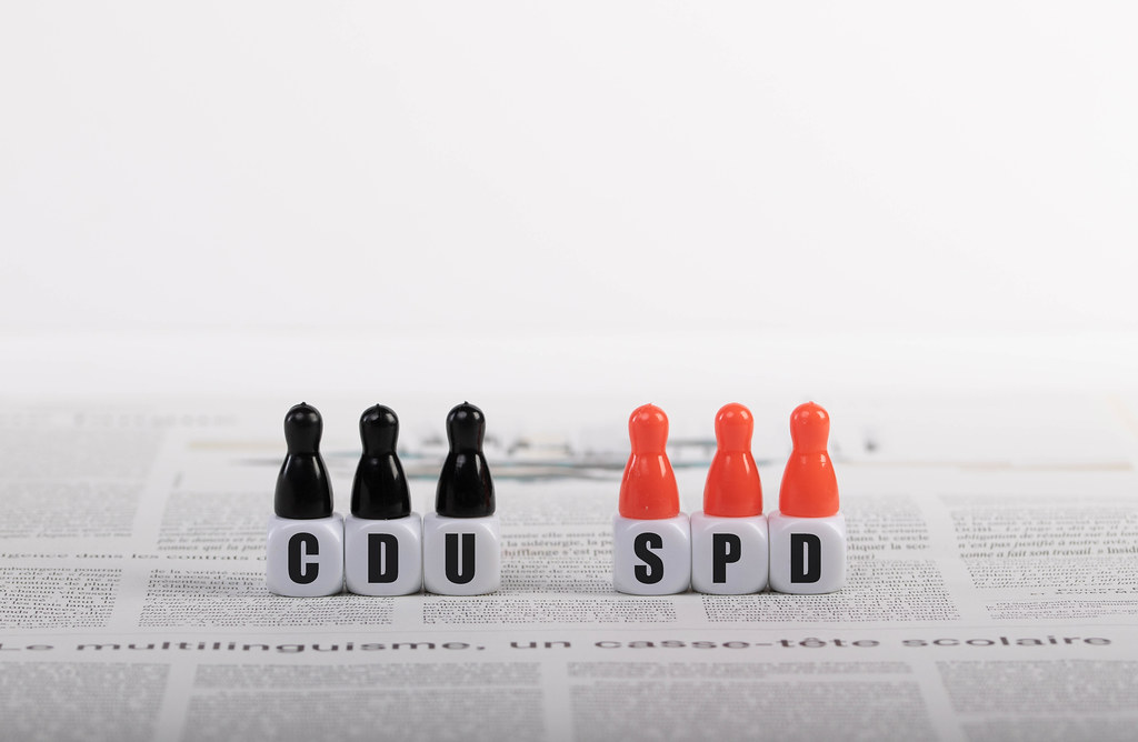 Pawn figurines with cubes and CDU and SPD text