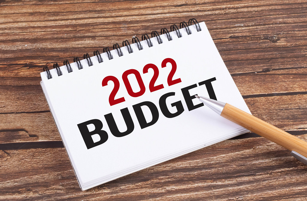 Pen and notebook wtih 2022 Budget text