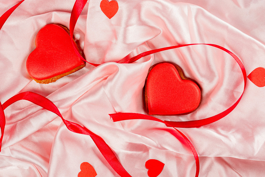 Mehr Bilder zu Valentines day cookies in gift box on black background with ...