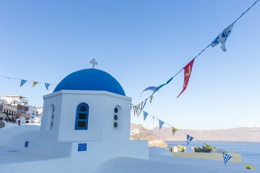 Sehenswert auf Santorin: Kirche mit blauer Kuppel. Urlaub in Griechenland