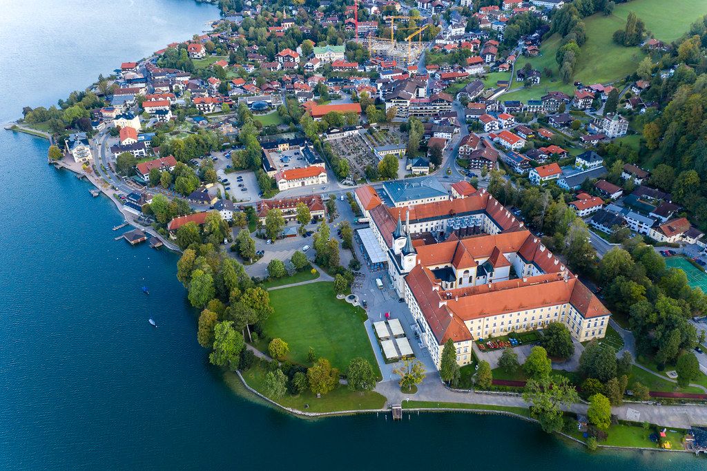Sehenswürdigkeiten in Bayern: das Kloster Tegernsee am Ufer des Tegernsees. Luftaufnahme