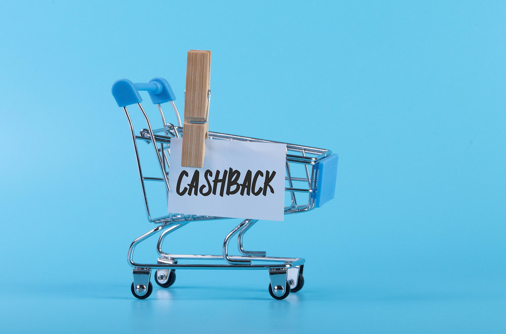 Shopping cart with a note with Cashback text