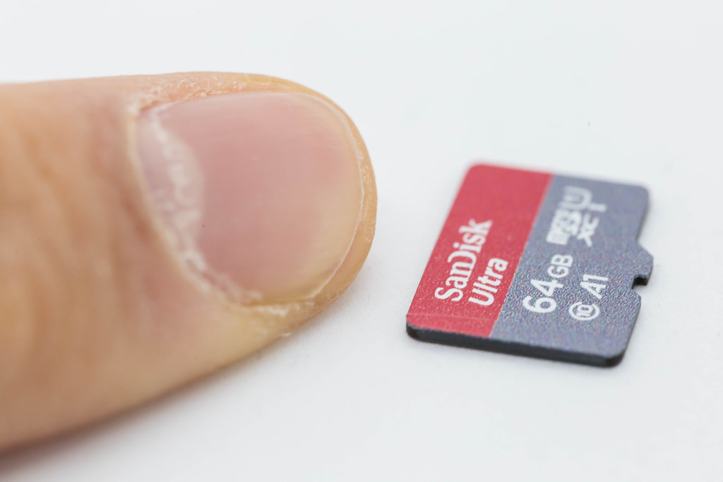 So klein wie ein Fingernagel: Nahaufnahme von Micro SD Karte SanDisk Ultra 64 GB