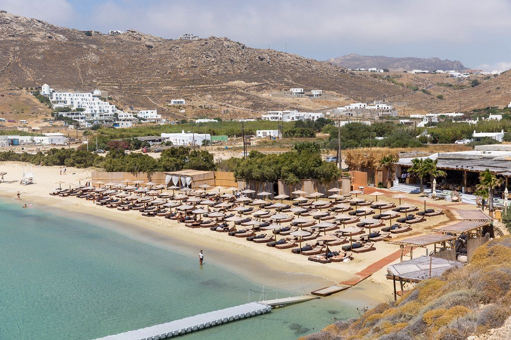 Sommer 2020: Kalo Livadi Strand auf Mykonos mit vielen Sonnenschirmen ohne Social Distancing