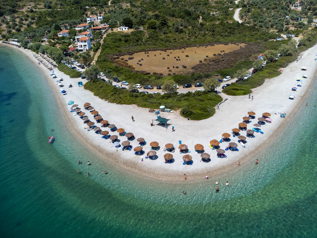 Sommerurlaub 2021 in Griechenland: Abstand und Erholung am Strand. Luftbild von Agios Dimitrios